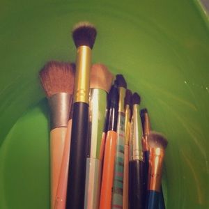 11 High-end makeup brushes with Tarte bag